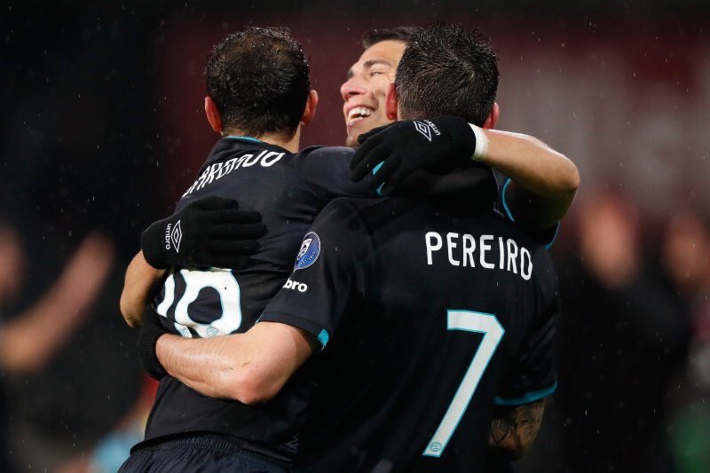 Héctor Moreno celebra con Andrés Guardado y Gastón Pereiro