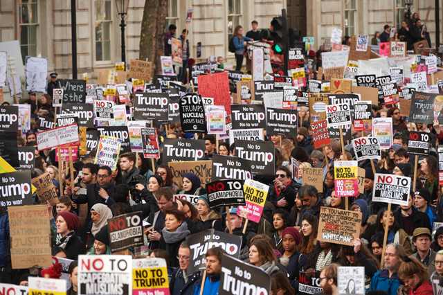 Miles de personas se manifestaron en Londres para denunciar el decreto antimigratorio de Donald Trump, así como la "connivencia" de la primera ministr