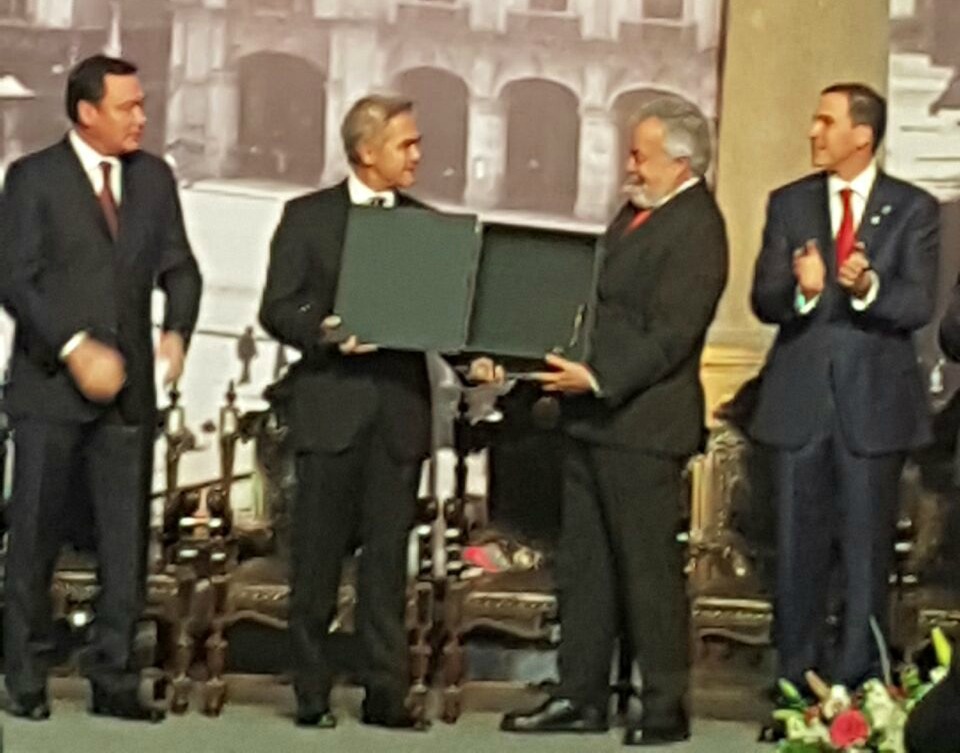 Alejandro Encinas entregó al jefe de Gobierno el texto, que contiene 71 artículos y 40 transitorios, además de un preámbulo de presentación
