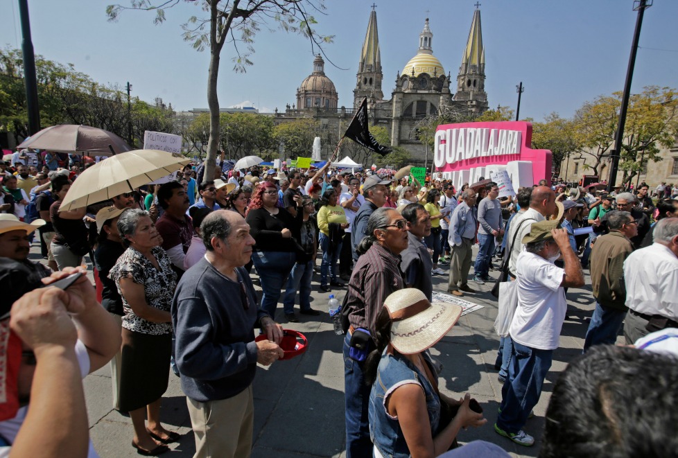 Conmemoran centenario de la Constitución con manifestación.