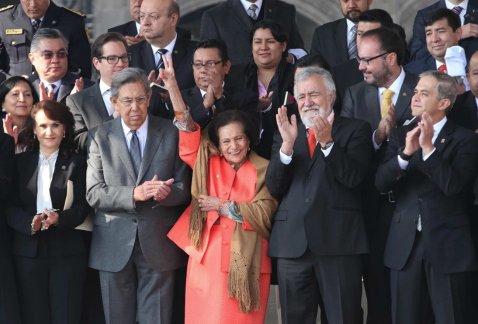 Dolores Padierna, Cuauhtémoc Cárdenas, Ifigenia Martínez, Alejandro Encinas y Miguel Ángel Mancera, entre otros, en la celebración de la publicación d