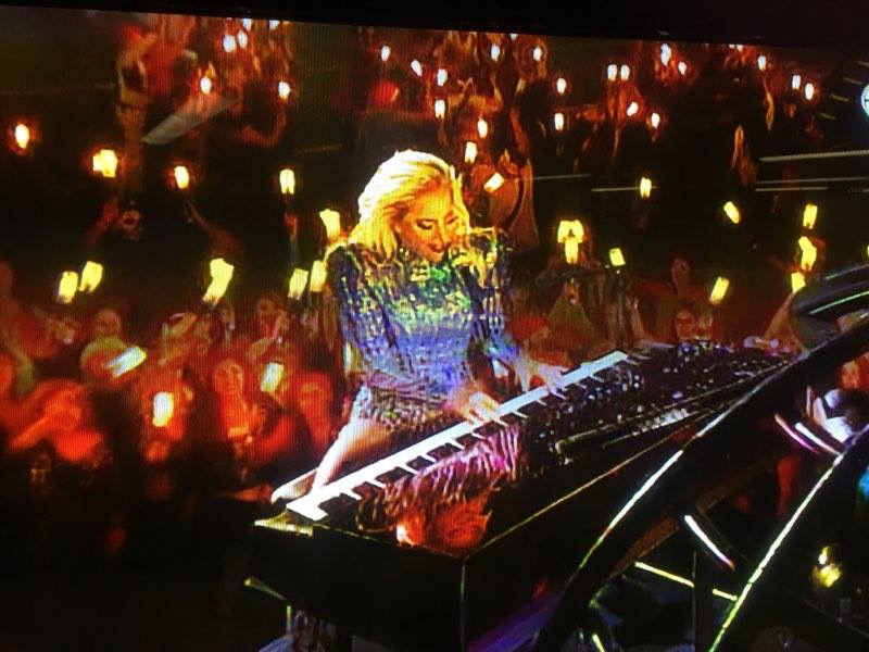 Lady Gaga hace "vibrar" el medio tiempo del Super Bowl. 