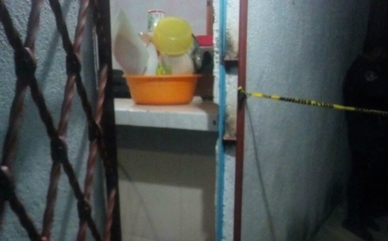 Un hombre fue baleado adentro de una casa.