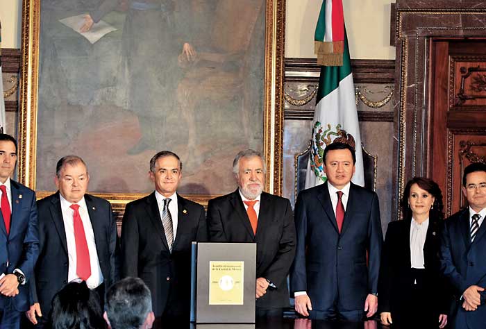 Autoridades capitalinas y federales participaron en la promulgación.