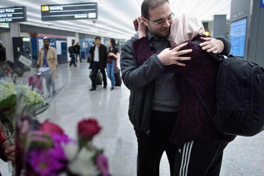 El doctor Muhamad Alhaj Moustafa abraza a su esposa, una ciudadana siria, a su llegada en el Aeropuerto Internacional de Washington-Dulles, luego de q