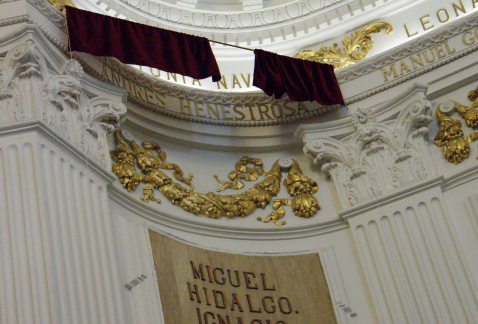 A las inscripciones en letras de oro en la Asamblea Legislativa, se propone añadir la de "Primera Constitución de la Ciudad de México 2017".