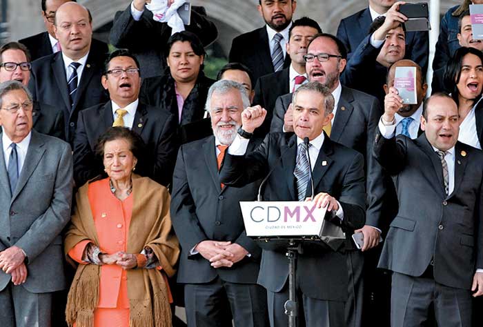 Integrantes del Constituyente mostraron el documento impreso.