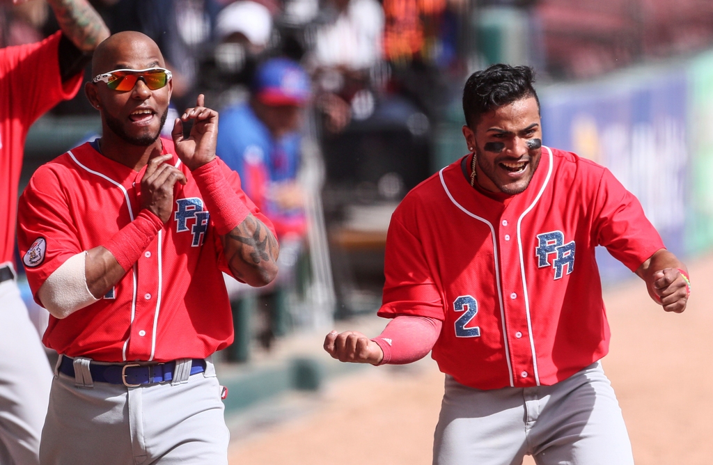 Jugadores de Puerto Rico celebran su pase a la Final de la Serie del Caribe.