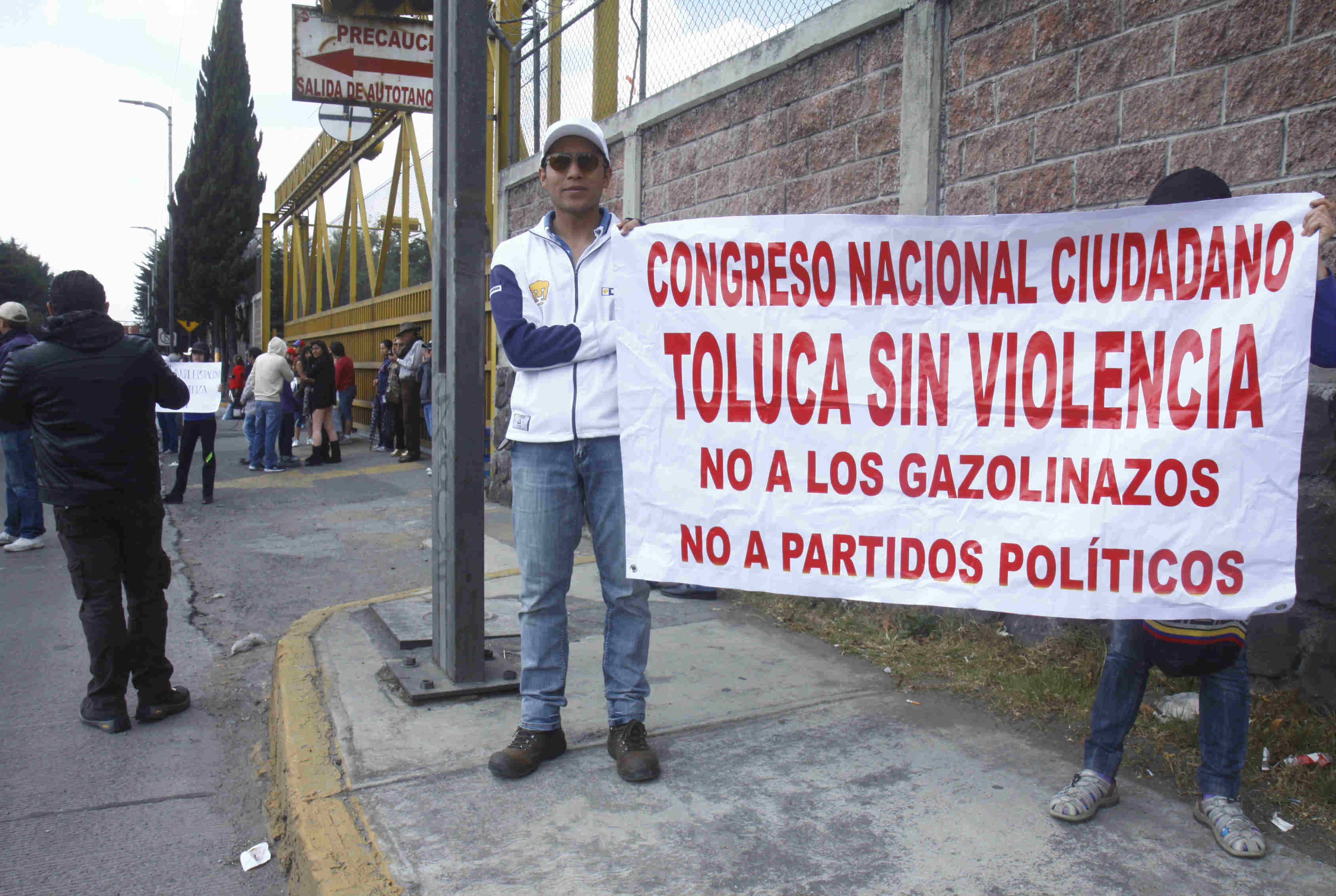 La manifestación en Pemex inició desde ayer.