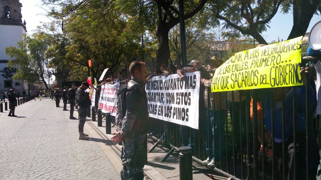 El Palacio Legislativo y el Teatro Degollado permanecen rodeados por vallas metálicas ante la presencia de manifestantes
