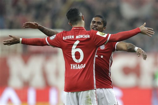 Douglas Costa celebra con Thiago su gol