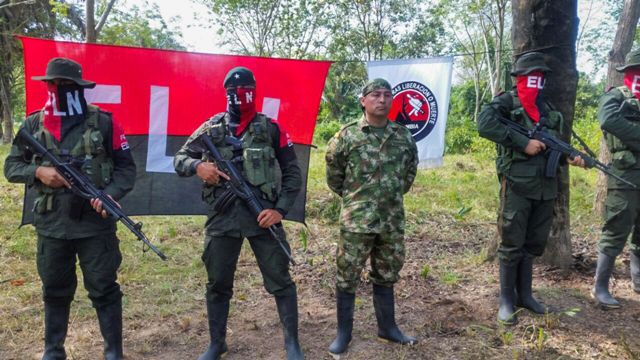 El Ejército de Liberación Nacional y el gobierno colombiano iniciarán mesas de diálogo por un acuerdo de paz en Quito, Ecuador.
