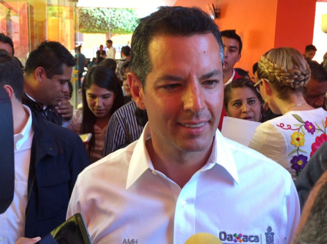  El gobernador de Oaxaca, Alejandro Murat participó en el 15 aniversario del Teletón y anunció que su gobierno seguirá apoyando a la fundación.