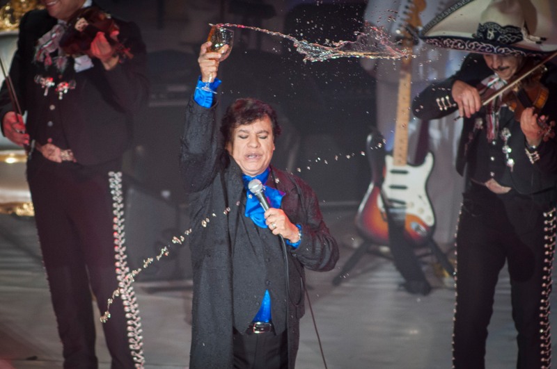 Juan Gabriel compite en cinco categorías en los Billboard Latinos. 