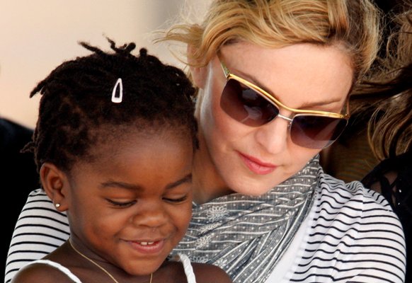 En 2010, Madonna adoptó a su hija Mercy James también en Malaui.