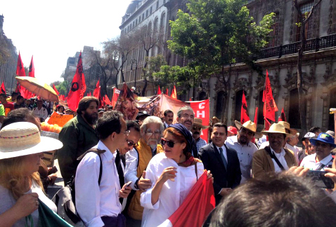 A la marcha contra el aumento en los precios de combustibles y de productos de la canasta básica se sumaron líderes del PRD capitalino y funcionarios 