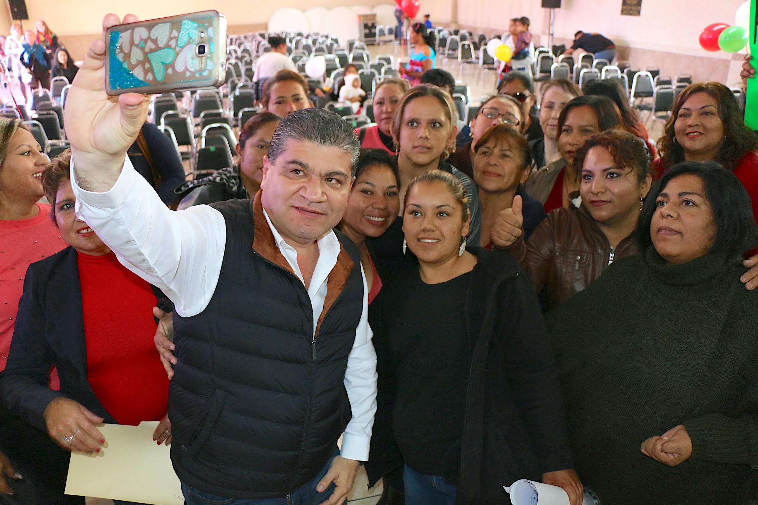 Miguel Riquelme, precandidato del PRI a la gubernatura de Coahuila, aseguró que recompensará a Ramos Arizpe.