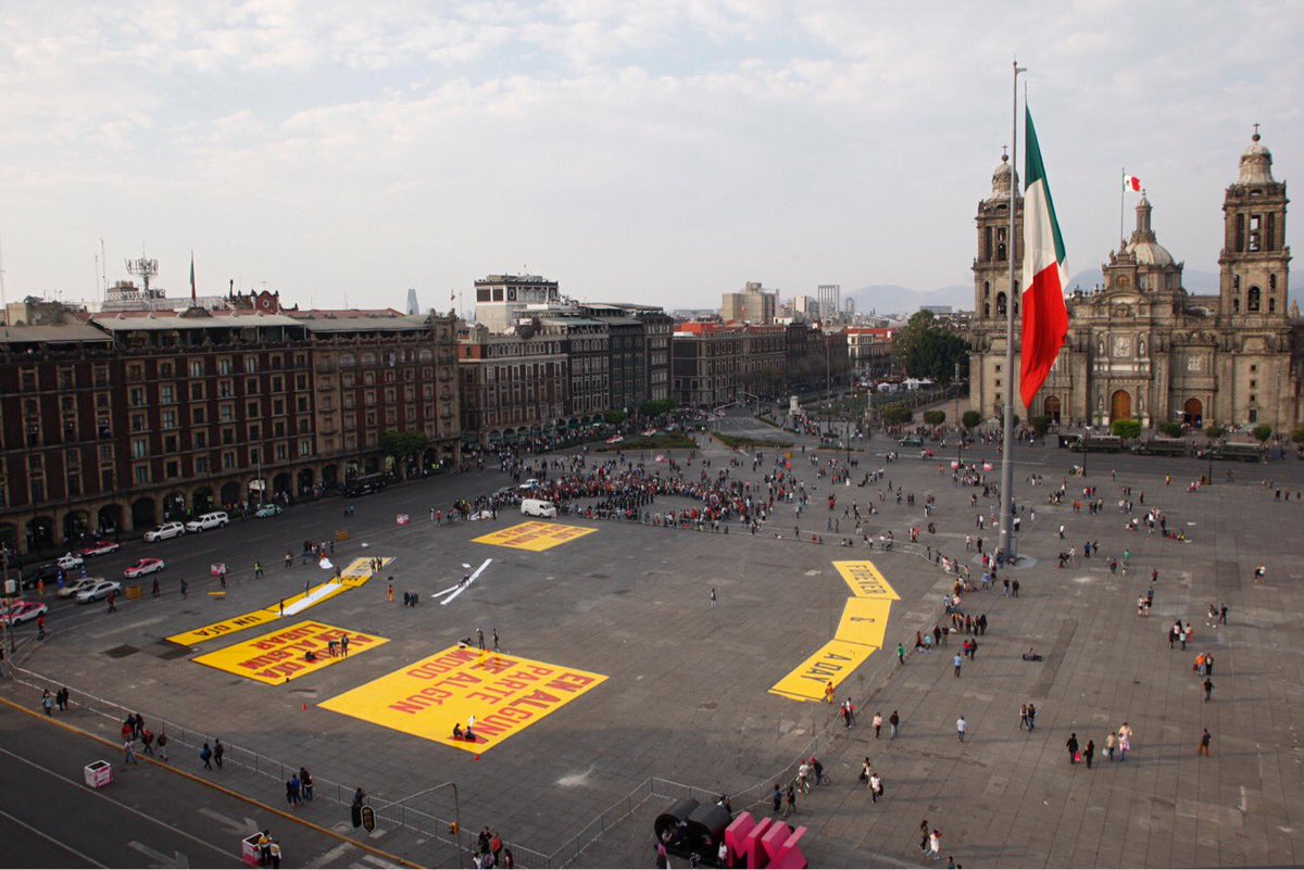 La obra del artista neoyorquino Lawrence Weiner se expone en el Zócalo y en el Museo de la Ciudad de México.
