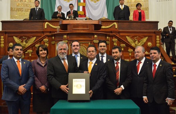 Alejandro Encinas, presidente de la Mesa Directiva de la Asamblea Legislativa, entregó el archivo documental de la Constitución Política de la Ciudad 