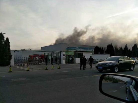 Bomberos de la ciudad china de Tianjin tuvieron que sofocar un fuego en una fábrica local que creaba baterías para el Samsung Note 7.
