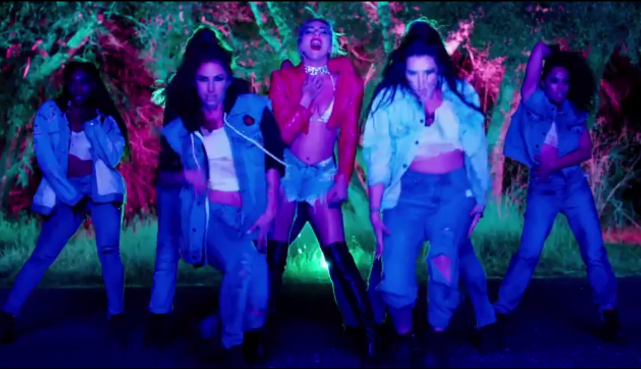 El video se estrenó por Apple Music.