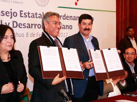 El gobernador Javier Corral y el subsecretario de Sedatu, Enrique González, signan el convenio de Colaboración en Materia de Ordenamiento Territorial.
