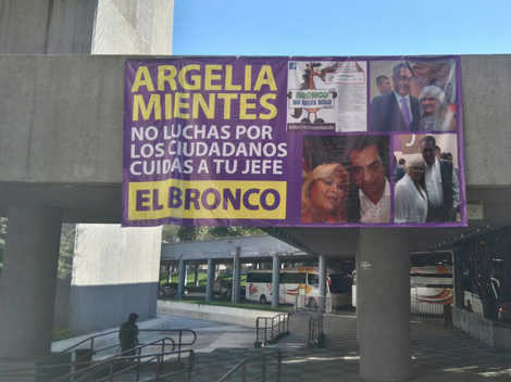 En la lona se lee "Argelia (Montes) mientes no luchas por los ciudadanos cuidas a tu jefe El Bronco" 