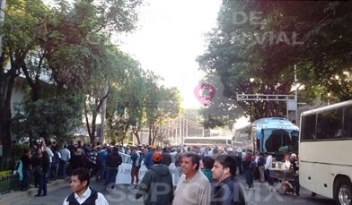 La manifestación afecta la circulación vehicular, de Eje 1 Poniente a la calle 5 de Mayo.
