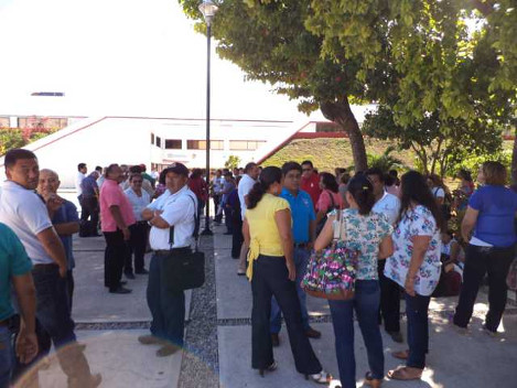 Manifestantes se instalaron frente a la sede del Congreso local, en Chetumal y dijeron que permanecerán dos días para obligar a los partidos a sustitu