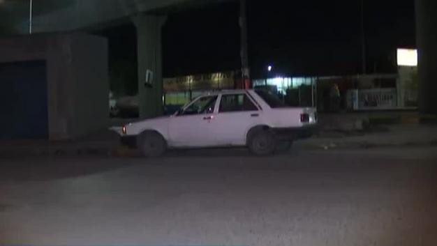 Se trata de un auto tipo Tsuru con placas de Nuevo León.