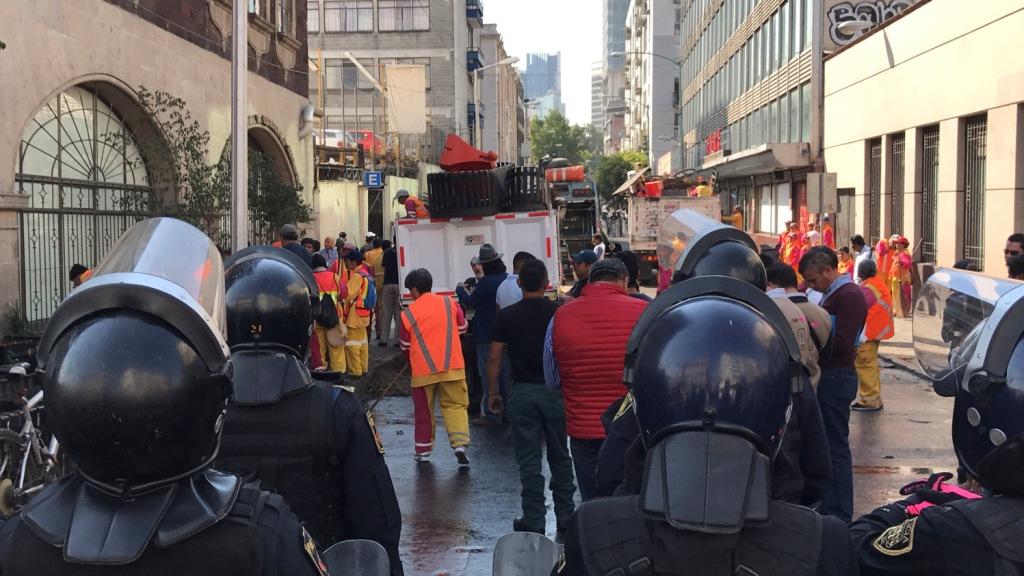 A ese sitio llegó también personal con chalecos del DIF capitalino y de la delegación Cuauhtémoc.