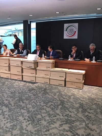 La CNTE entregó a los senadores si iniciativa, la cual estaba acompañada por 500 mil firmas.