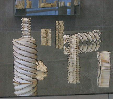 Las esculturas están conformadas por cerillos con los cuales trabaja para formar figuras que registran movimiento y geometría.