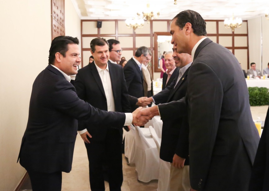 El Gobernador y el subsecretario Rogelio Garza Garza con empresarios