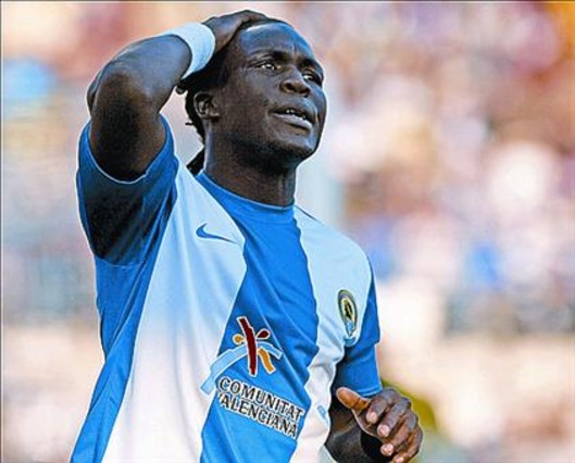 Royston Drenthe en un partido con el Hércules
