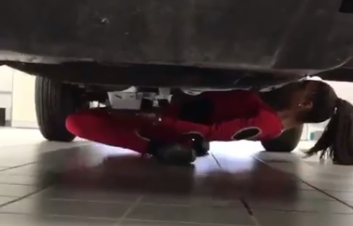 Shemika Charles haciendo un reto de limbo 