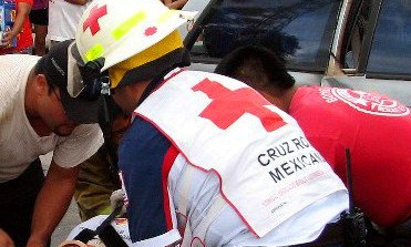 Traslado en ambulancia de la Cruz Roja, herido, lesionado, accidente, paramédico.