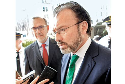 El secretario a su salida de reuniones de trabajo en EU. 
