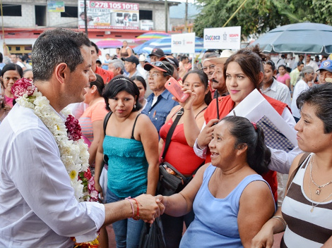 El gobernador de Oaxaca, Alejandro Murat visitó la comunidad de San José Cosolapa, donde entregó 512 bombas microaspersoras a productores de esta regi