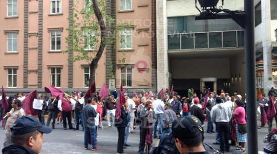 Los manifestantes afectan Liverpool desde la avenida Insurgentes.