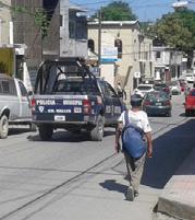 Policía va a casos de violencia en casa.