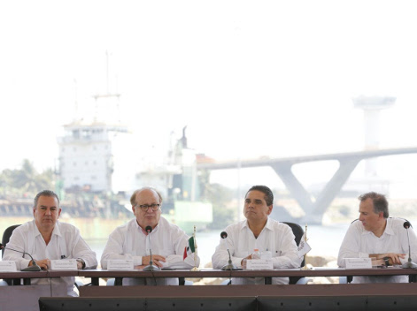 El presidente de la Conago, Graco Ramírez, el gobernador de Michacán, Silvano Aureoles, el titular de Hacienda, José Antonio Meade y el titular de las