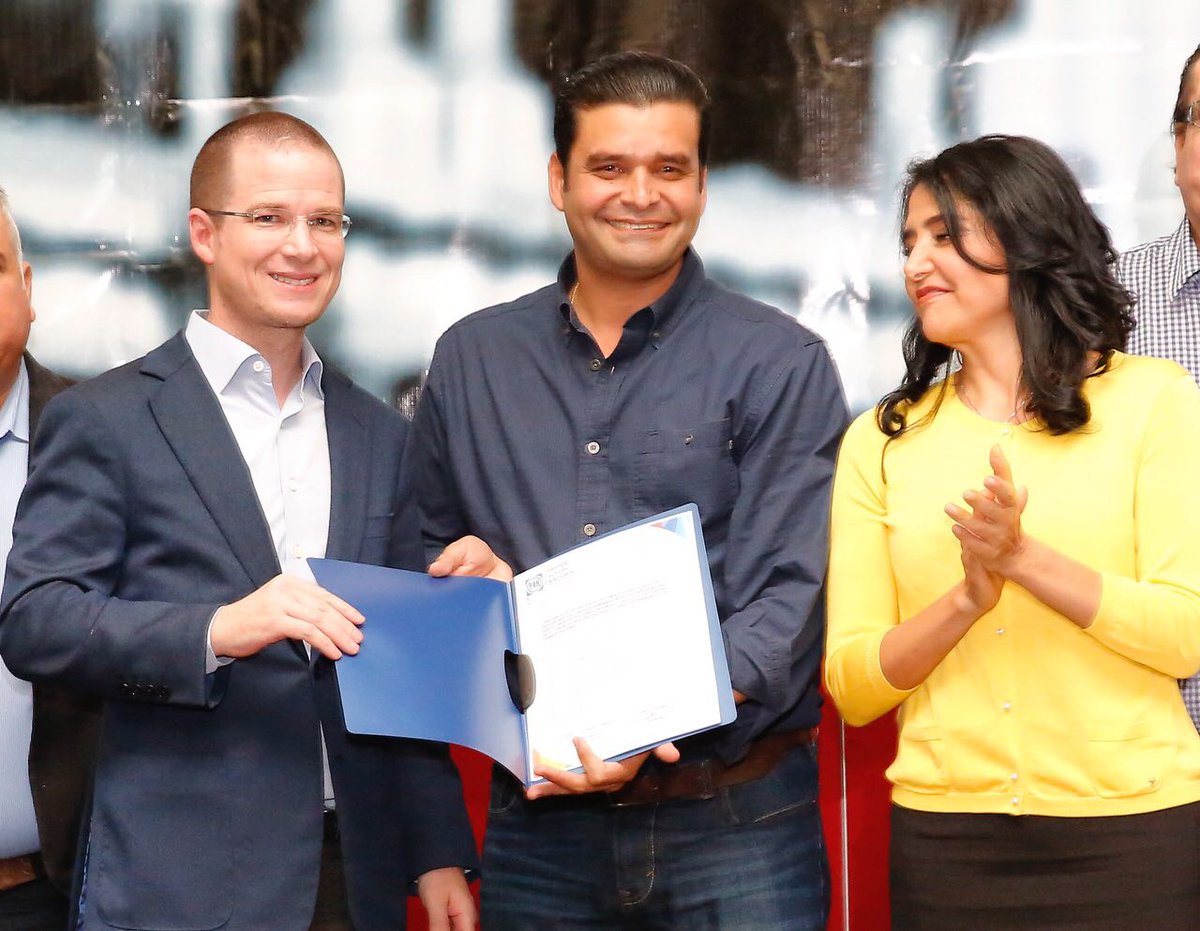 Los presidentes del PAN, Ricardo Anaya, y del PRD, Alejandra Barrales, y el precandidato a la gubernatura de Nayarit,  Antonio Echevarría.