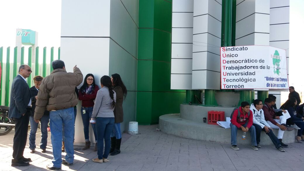 Profesores de la Universidad Tecnológica de Torreón, establecieron un paro laboral.