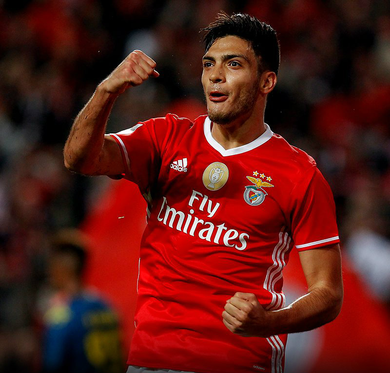 Raúl Jiménez reapareció con el Benfica tras una lesión
