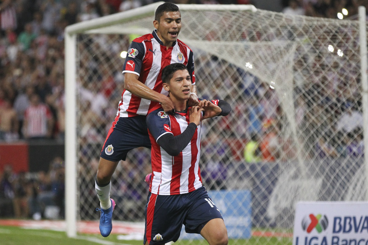 Ángel Zaldívar festeja con Orbelín Pineda tras abrir el marcador en el Jalisco