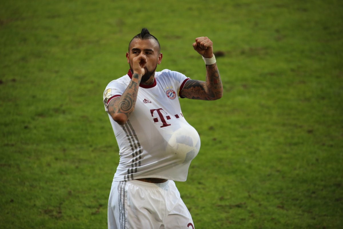 Arturo Vidal anotó de último minuto para el Bayern