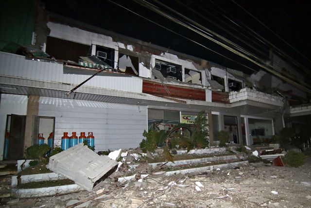 El terremoto dejó daños en edificios de esta región de Filipinas.
