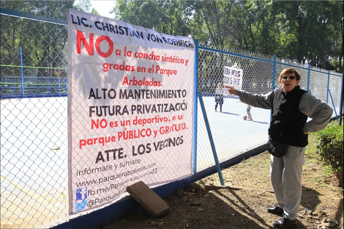 Los vecinos protestaron contra la privatización del parque.