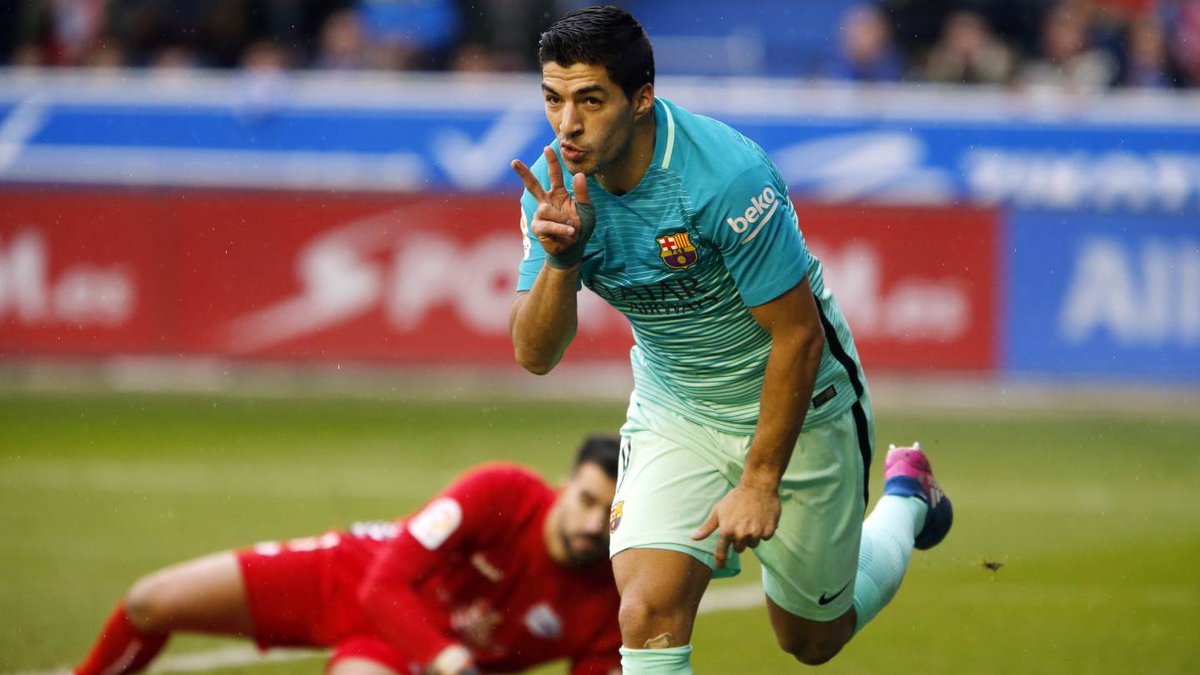 Luis Suárez festeja un gol ante el Alavés
